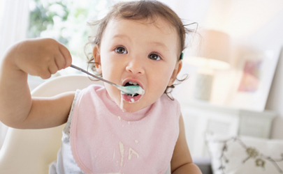 小孩幾個月可以訓練獨立吃飯 怎么訓練小孩獨立吃飯