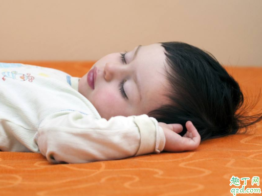 嬰兒趴著睡覺好嗎 孩子多大晚上可以趴著睡4